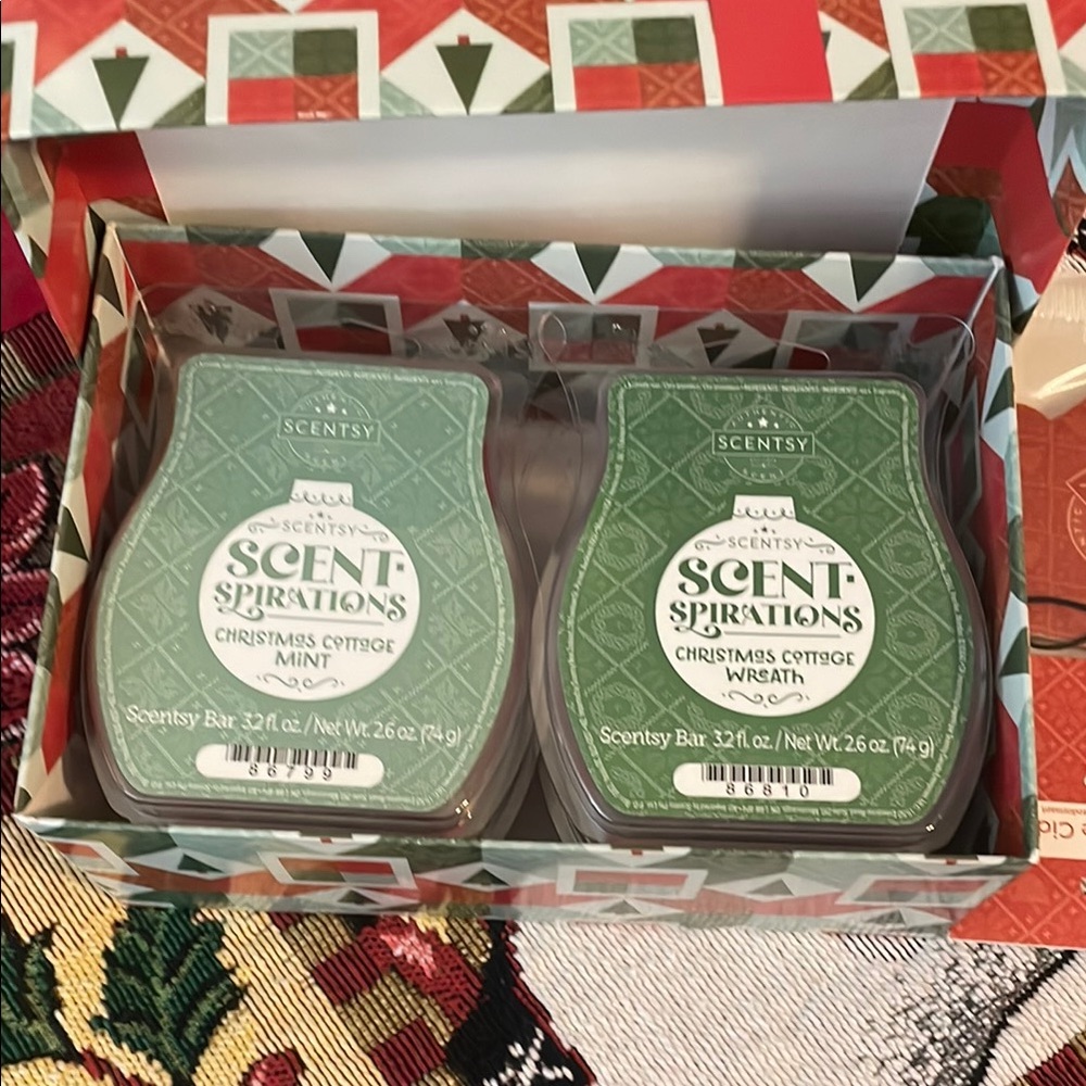 Scentsy Scent-Spirations Christmas Cottage Mint & Wreath